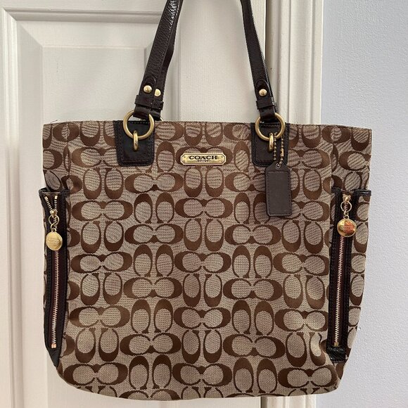 Coach Gallery Tote in Signature Canvas - Picture 1 of 6